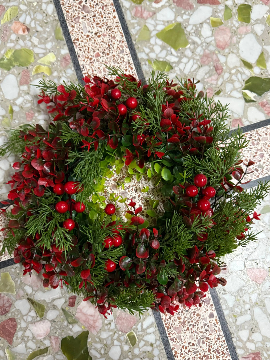 1Pc Artificial Christmas Red Berry Wreath, Front Door, Christmas Wreath Wall, Green Leaf Artificial Red Berry Wreath, Porch, Far