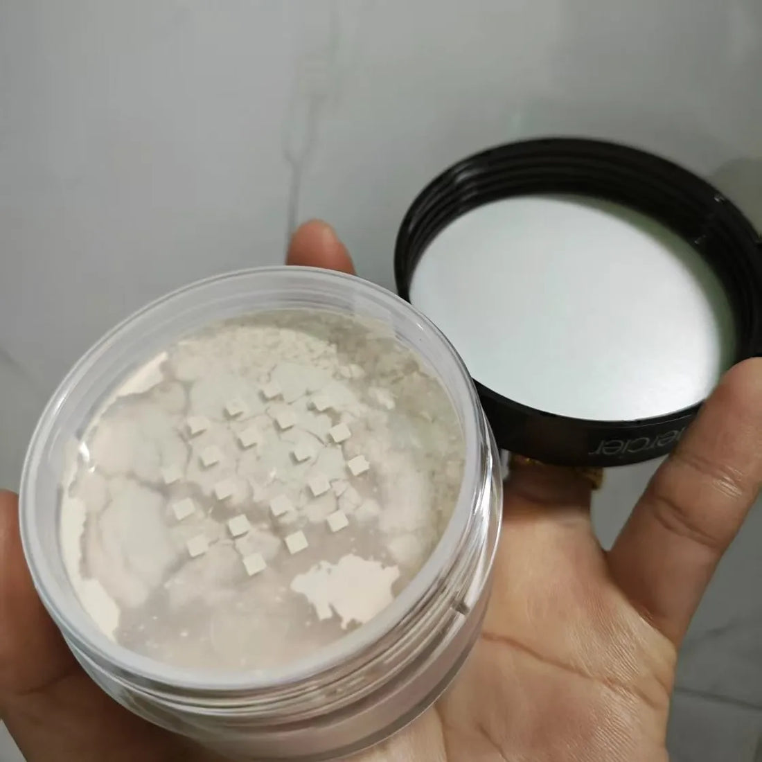 2024 Hot Loose Powder With Packaging Natural Soft Transparent Honey Powder Makeup Powder