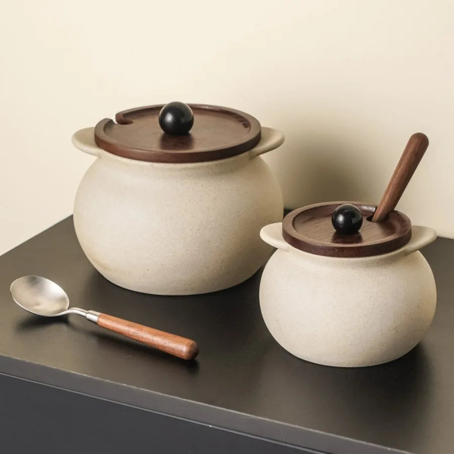 1900ml High-temperature Resistant Pig Oil Tank Multifunctional Kitchen Seasoning Tank with Spoon Ceramic Seasoning Tankchili