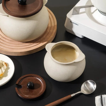 1900ml High-temperature Resistant Pig Oil Tank Multifunctional Kitchen Seasoning Tank with Spoon Ceramic Seasoning Tankchili
