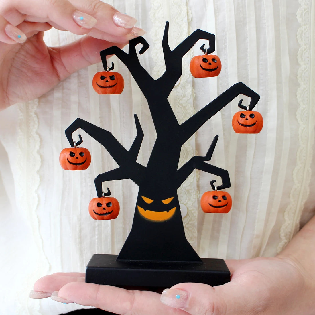 1 piece of pumpkin iron tree handicraft, full of evil pumpkin smiling face, iron tree covered with pumpkins, eerie atmosphere, H